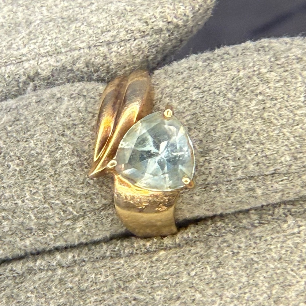 Blue topaz & 10k Gold Ring, Size 7, 4.06g total Weight